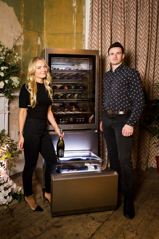 LG전자가 6일 현지시간 6일 영국 런던에 위치한 이벤트홀인 에니스모어 세션스 하우스(Ennismore Sessions House)에서 와인 명가 코니&바로우(Corney & Barrow)와 함께 LG 시그니처 와인셀러를 선보이는 행사를 열었다. <LG전자 제공>